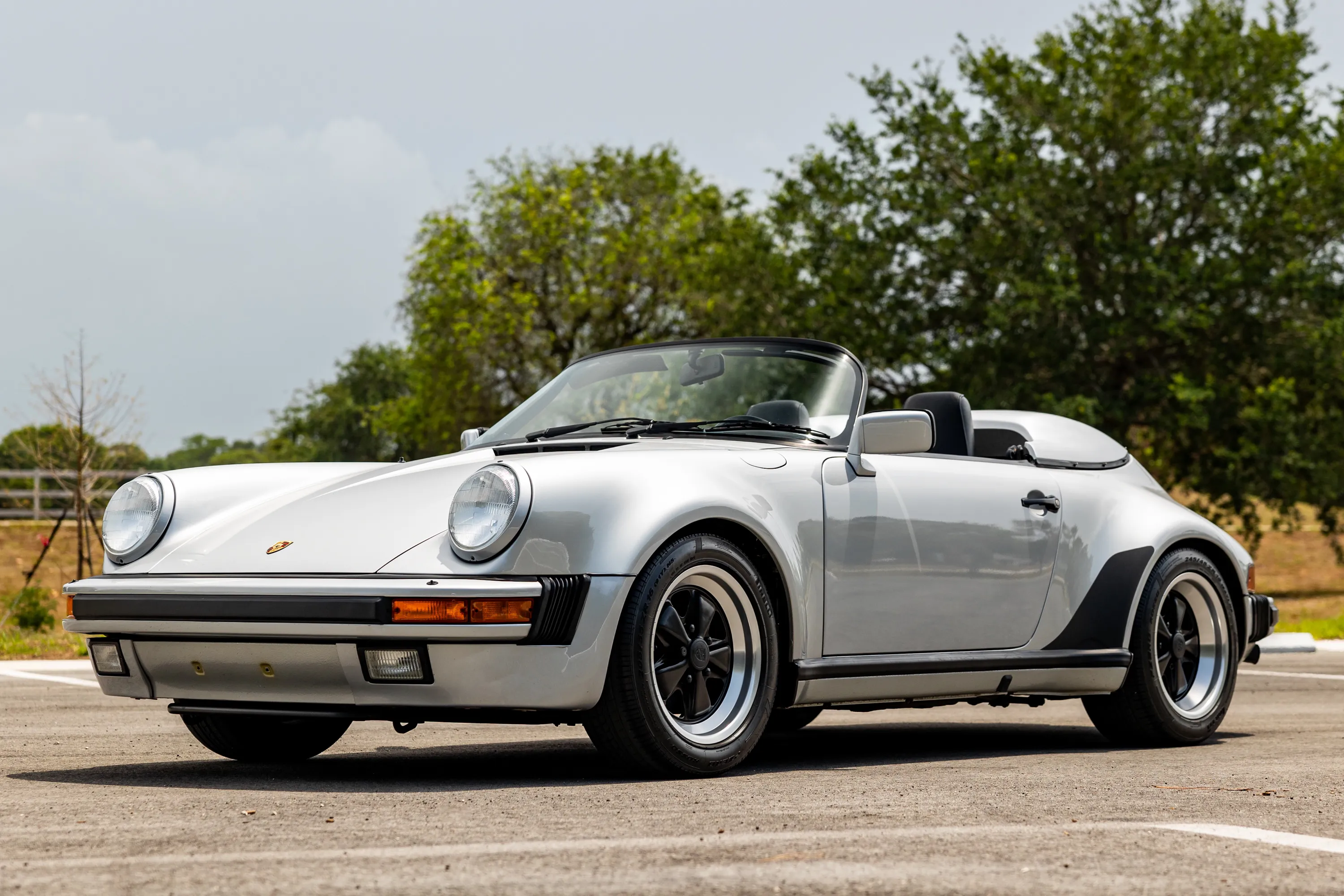 マイスト　ポルシェ　ロードスター 中古美品 PORSCHE 911 SPEEDSTER 1989 1/24ダイキャストカー MAISTO製